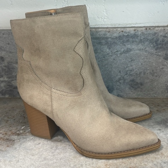NWT Nine West Women's Beige Suede Western Style Ankle Boots - Picture 3 of 7